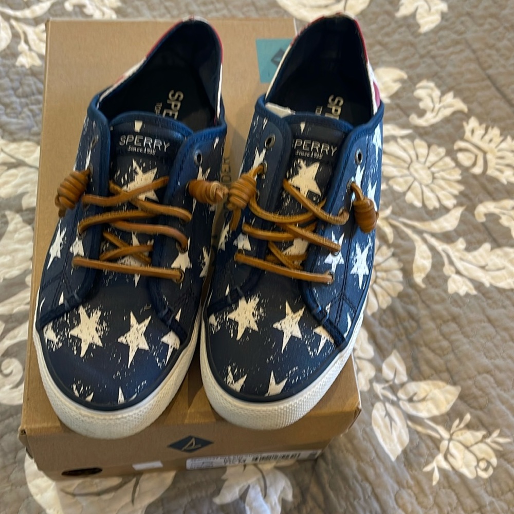 Sperry sneaker size 7.5 M